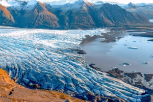 VATNAJÖKULL, LOCUL DE ÎNTÂLNIRE A FOCULUI CU GHEAȚA
