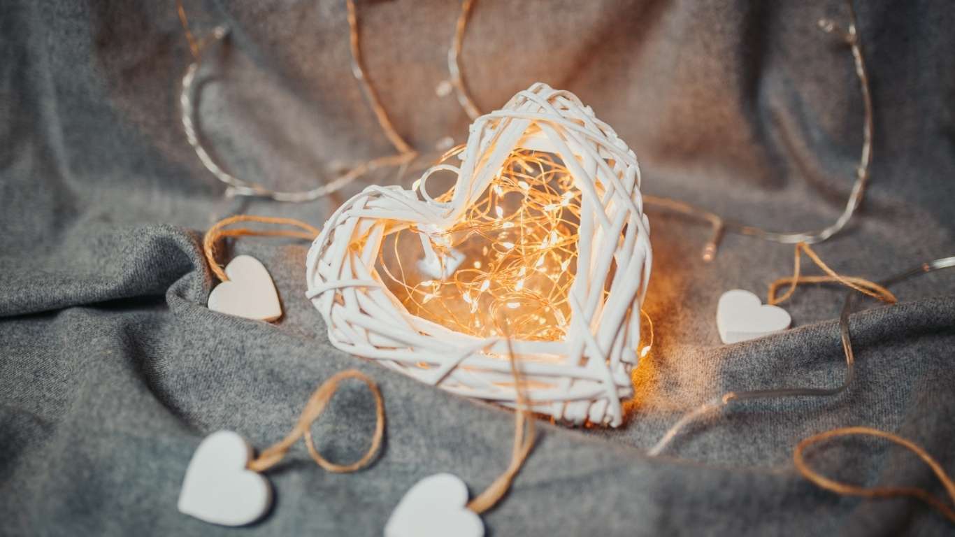 ȘI CÂND INIMILE BAT CU DELICATEȚE