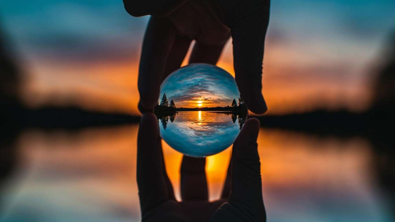 LUMEA NOASTRĂ LĂUNTRICĂ