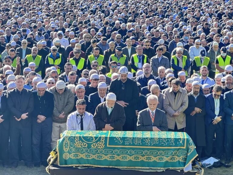 Gülen, condus către eternitate cu rugăciunile milioanelor